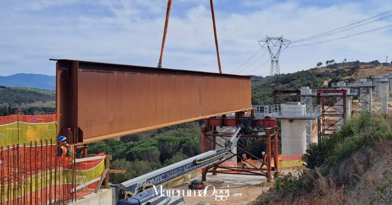 Una delle travi che vengono posate per realizzare il viadotto sulla Grosseto Siena