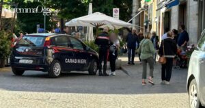 La pattuglia dei carabinieri intervenuta per l'accoltellamento nel centro storico
