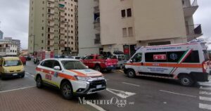 Vigili del fuoco e ambulanze in via Fratti per il soccorso all'anziana signora