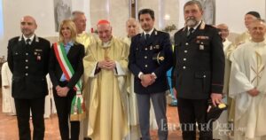 Il cardinale Angelo Comastri con la vicesindaca Chiara Piccini e le altre autorità