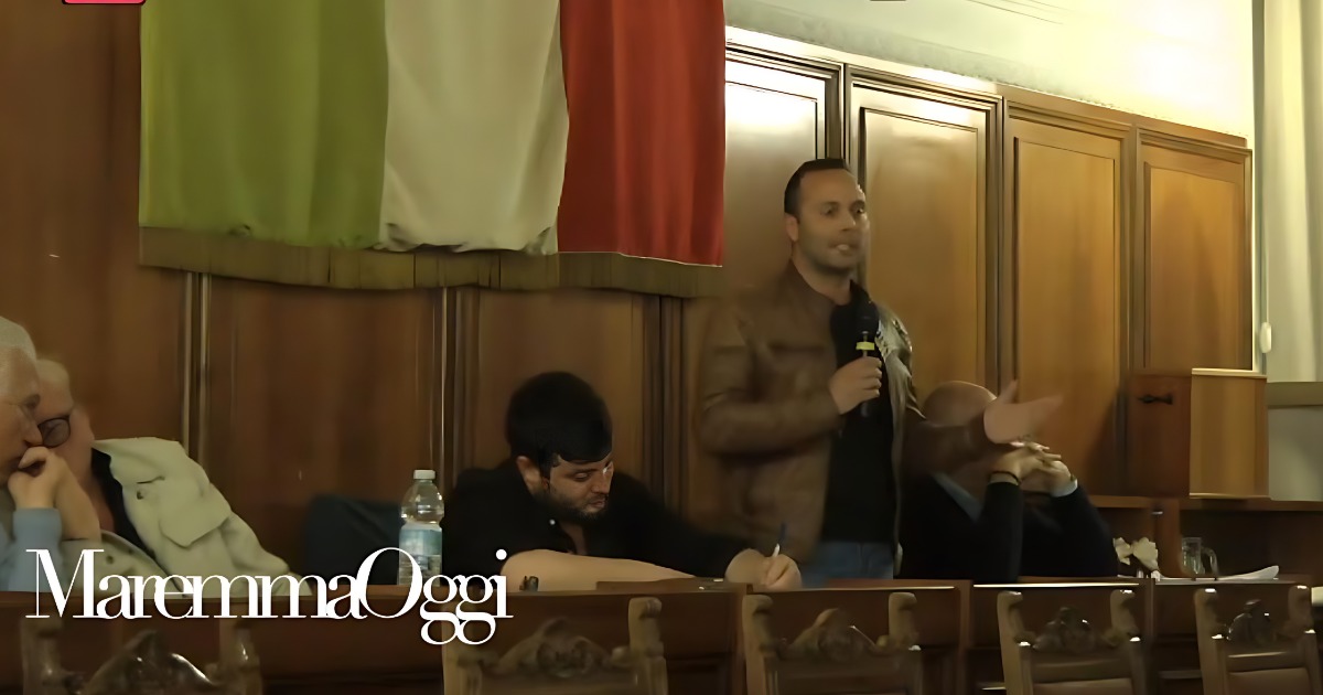 Daniele Pizzichi in consiglio comunale a Follonica comunica l'archiviazione della denuncia a suo carico