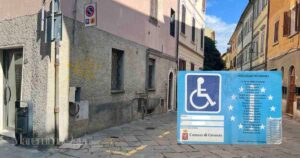 Uno stallo per disabili in centro (peraltro tracciato sul lato sbagliato) e un permesso per disabili rilasciato dal Comune di Grosseto