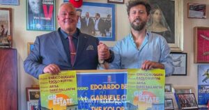 Il sindaco e Riccardo Megale con le locandine degli appuntamenti di Grande Estate 2024