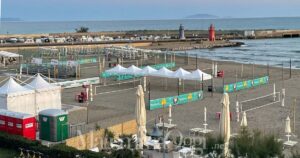 I campi di beach tennis allestiti al piazzale Maristella a Castiglione della Pescaia. Sullo sfondo l'Isola del Giglio