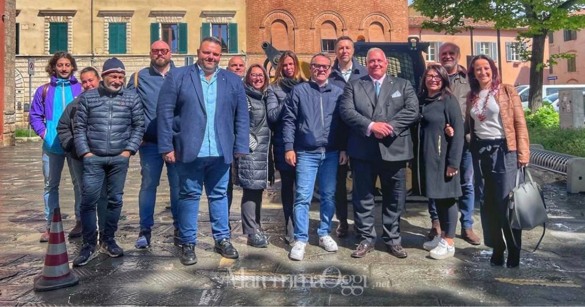 La giunta, i tecnici del Comune e i responsabili della ditta che fa i lavori nel centro storico in piazza della Palma