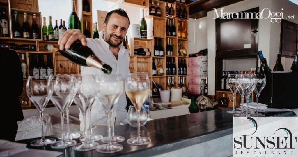 Marco Comitale del ristorante Sunset mentre versa del vino