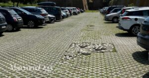 Il parcheggio degli Arcieri con le grosse buche nella pavimentazione