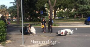 La ragazza caduta dallo scooter soccorsa dai passanti in viale Uranio