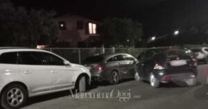 L'auto rubata che si è schiantata contro altre due macchine in via San Sebastiano a Istia