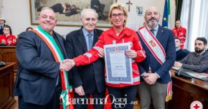 Stefania Ricci con Hubert Corsi in consiglio comunale con il sindaco Vivarelli Colonna e il presidente del consiglio, Fausto Turbanti