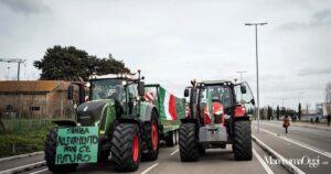 Un'immagine di una protesta dei trattori
