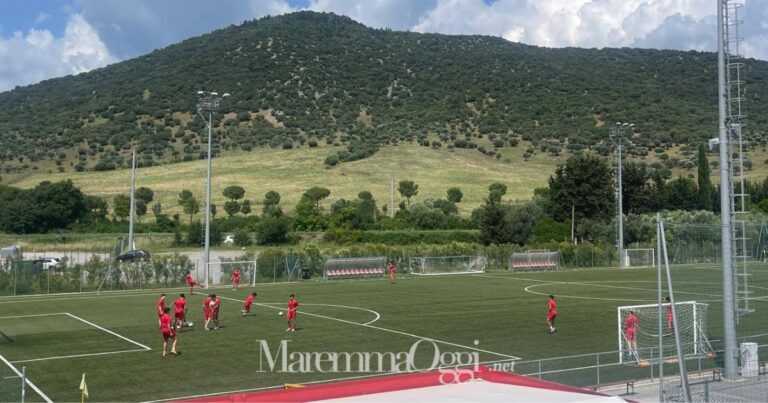 Giocatori biancorossi durante un allenamento sul campo principale del centro sportivo di Roselle