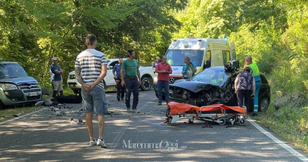 Scontro all'incrocio per Sant'Uberto, fra Roccastrada e Torniella, ragazza incastrata nell'auto