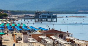 Una veduta di Follonica: una coppia ha fatto una settimana di vacanza, poi è sparita senza pagare