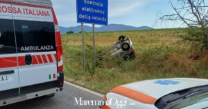 L'auto ribaltata al lato dell'Aurelia, sul posto la Croce Rossa