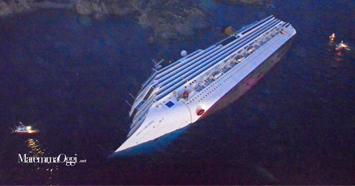 La Costa Concordia adagiata al Giglio dopo il ribaltamento