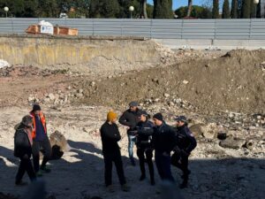 Lavori in via Saffi, ritrovati resti di ossa umane e animali Lavori in via Saffi, ritrovati resti di ossa umane e animali