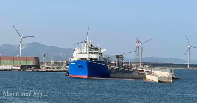 Il rigassificatore di Piombino in banchina, alle spalle il parco eolico Quagliodromo