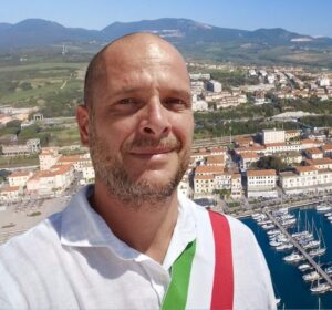 Una veduta di San Vincenzo e il sindaco Paolo Riccucci