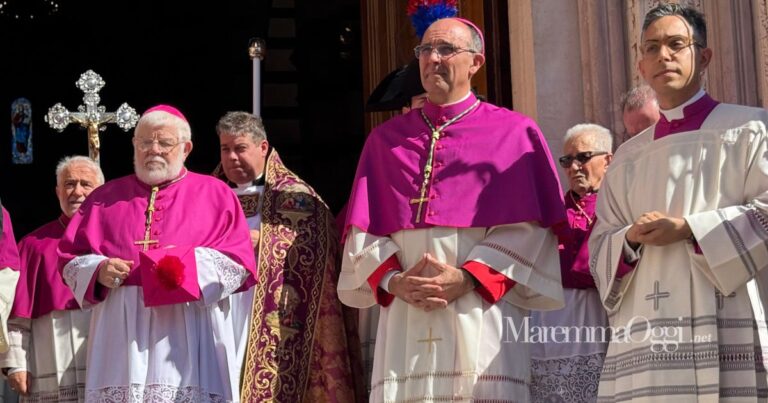 Il vescovo Bernardino accanto al vescovo Roncari davanti al Duomo. Dietro don Giampaolo e don Franco