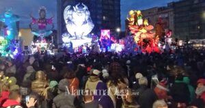 Migliaia di persone a Follonica per l'ultimo atto del Carnevale 2025