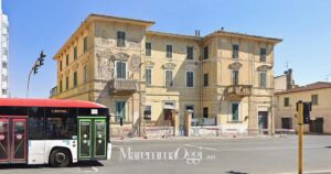 L'edificio all'inizio di via della Repubblica con le transenne