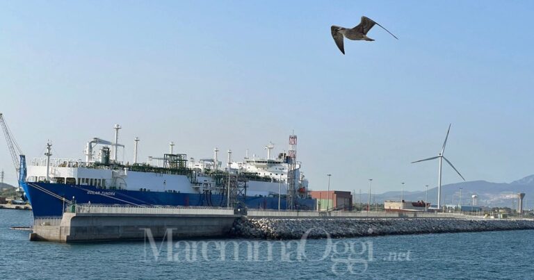 Il rigassificatore in porto a Piombino