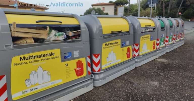 Una postazione dei cassonetti di San Vincenzo durante le vacanze pasquali