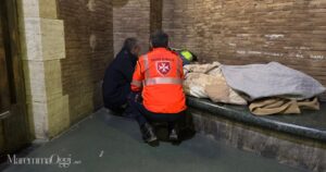 Federico del Cisom e don Claudio parlano con un senzatetto