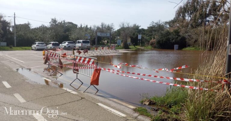 Il parcheggio allagato a Principina a Mare