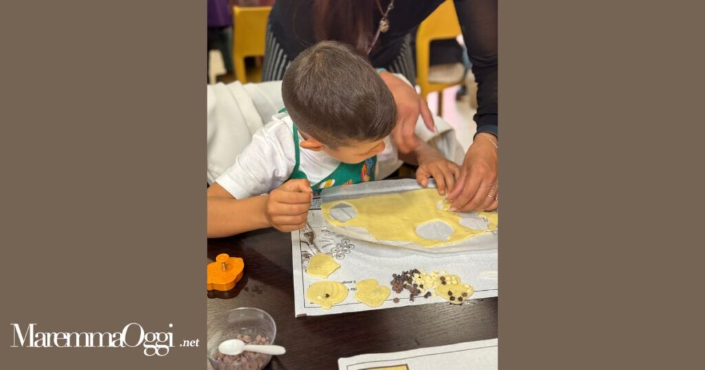Un bambino che fa i biscotti