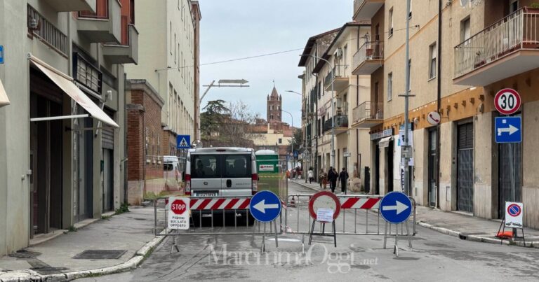Via Dei Barberi chiusa per i lavori alla "green way"