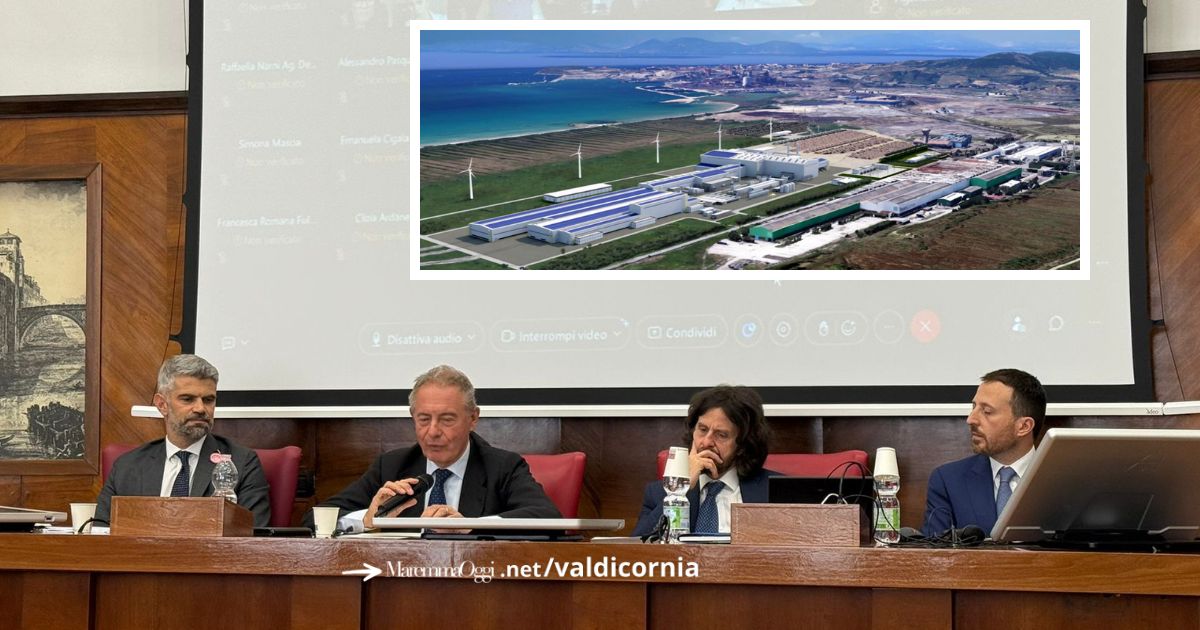 Un momento dell'incontro a Roma. Il sindaco Ferrari con il ministro Urso. Accanto Marco Calabrò, capo dipartimento delle politiche per le imprese del ministero