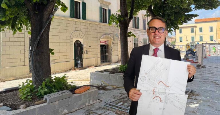 Il cantiere fermo in piazza della Palma e l'assessore Riccardo Ginanneschi