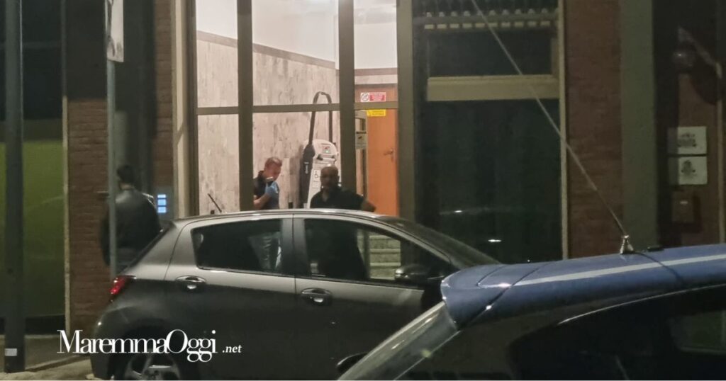 Gli uomini della polizia dentro al palazzo di via Podgora