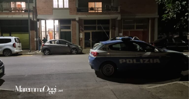 La polizia davanti al condominio di via Podgora dove è avvenuta la lite