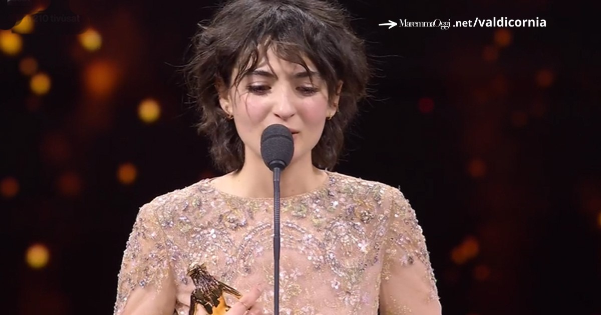 Tecla Insolia sul palco del Teatro 5 a Cinecittà con il David di Donatello vinto per l'Arte della gioia