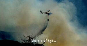 L'elicottero antincendio in azione (foto di Marco Stefanini)
