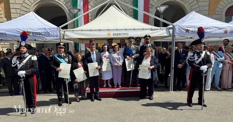 La prefetta Paola Berardino con gli 11 insigniti nel corso della Festa della Repubblica