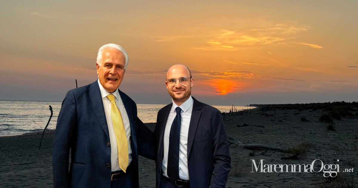 Una veduta della spiaggia di Collelungo al tramonto (foto MaremmaOggi) e i presidenti della Regione, Eugenio Giani e del Parco, Simone Rusci (foto Michele Guerrini)