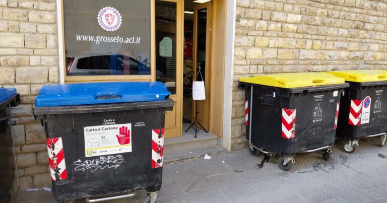 Il cassonetto davanti alla vetrina dell'Aci in via Molino a Vento