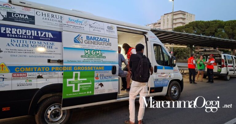 I volontari eseguono degli screening sanitari nel piazzale della stazione