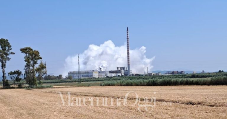 La nuvola di fumo bianco sulla Solmine