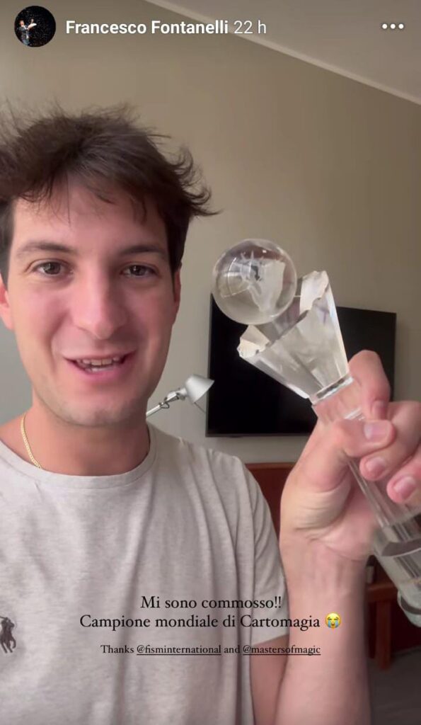 Gli occhi lucidi dall'emozione di Francesco, un momento condiviso sui social