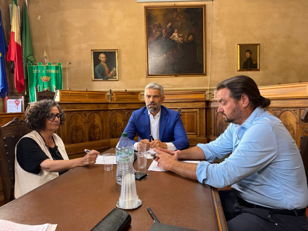 Nigro, Ferrari e Vita in conferenza stampa nella consiliare del Comune di Piombino