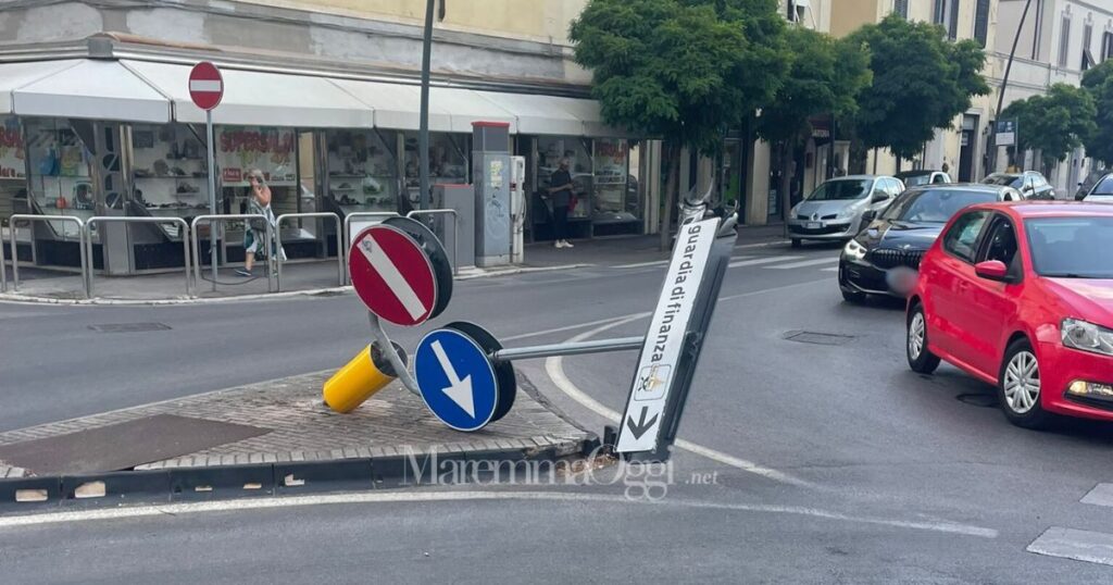 Il cartello abbattuto fra via Oberdan e via Tripoli
