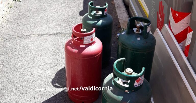 Bombole del gas abbandonate accanto ai cassonetti