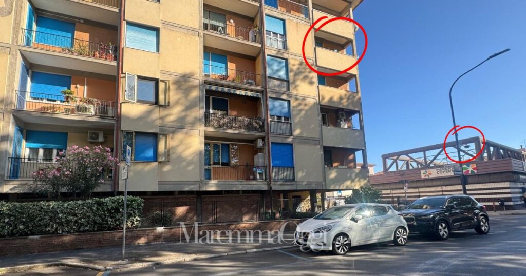 Il terrazzo al 35 di via Fossombroni dal quale è caduto il 13enne. Nel cerchio piccolo la telecamera del Comune