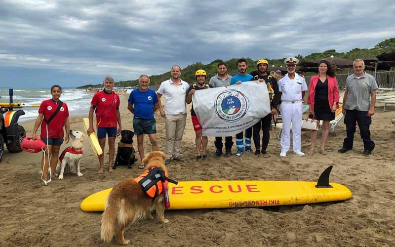 I cani bagnino sulla spiaggia di San Vincenzo