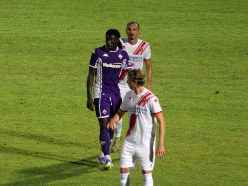 Moise Kean controllato da vicino da due biancorossi